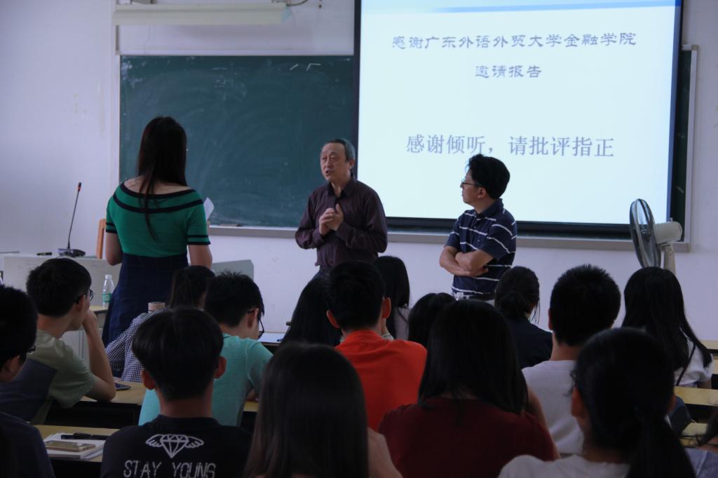 韩立岩教授与学生交流互动