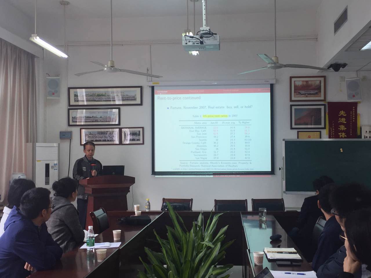 梁嘉锐作学术报告