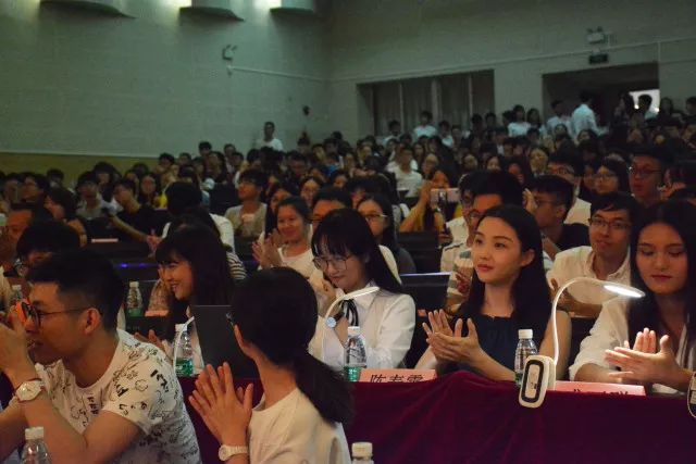 台下观众为选手加油