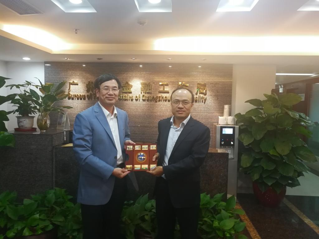 何传添副校长向邱亿通局长赠送纪念品