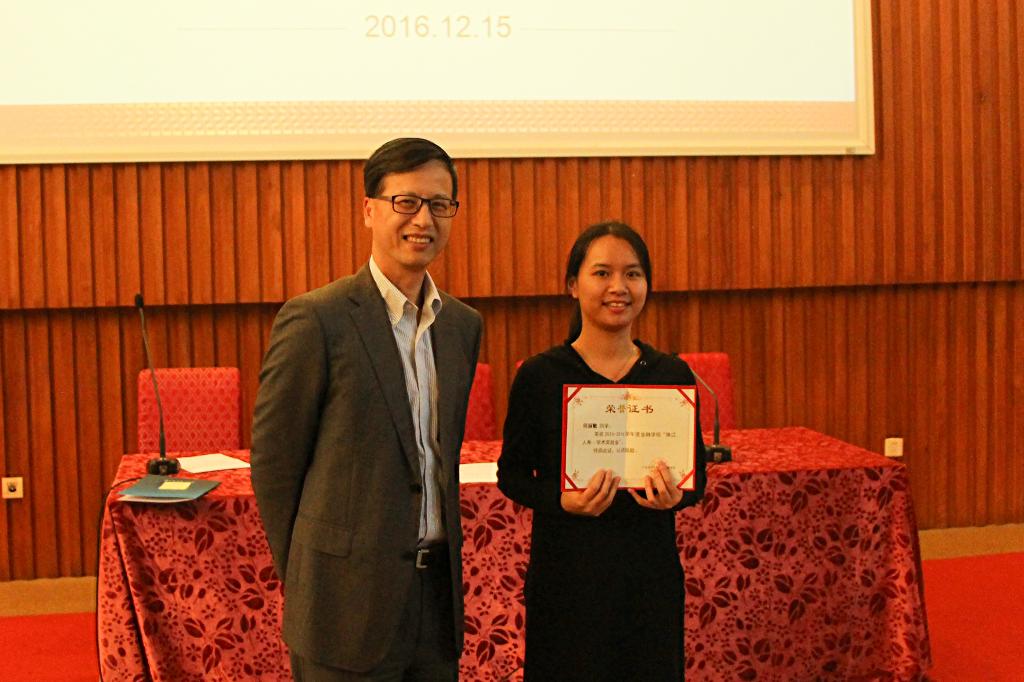 胡国萍为“珠江人寿关爱基金”奖学金获得者颁发证书