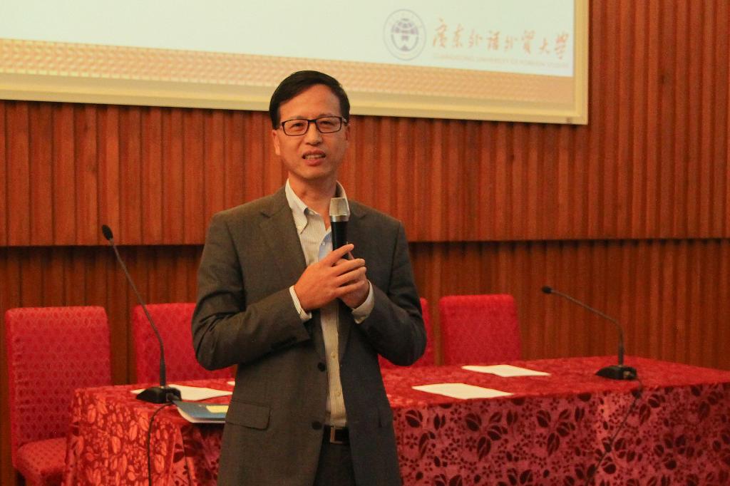 胡国平介绍保险行业发展情况