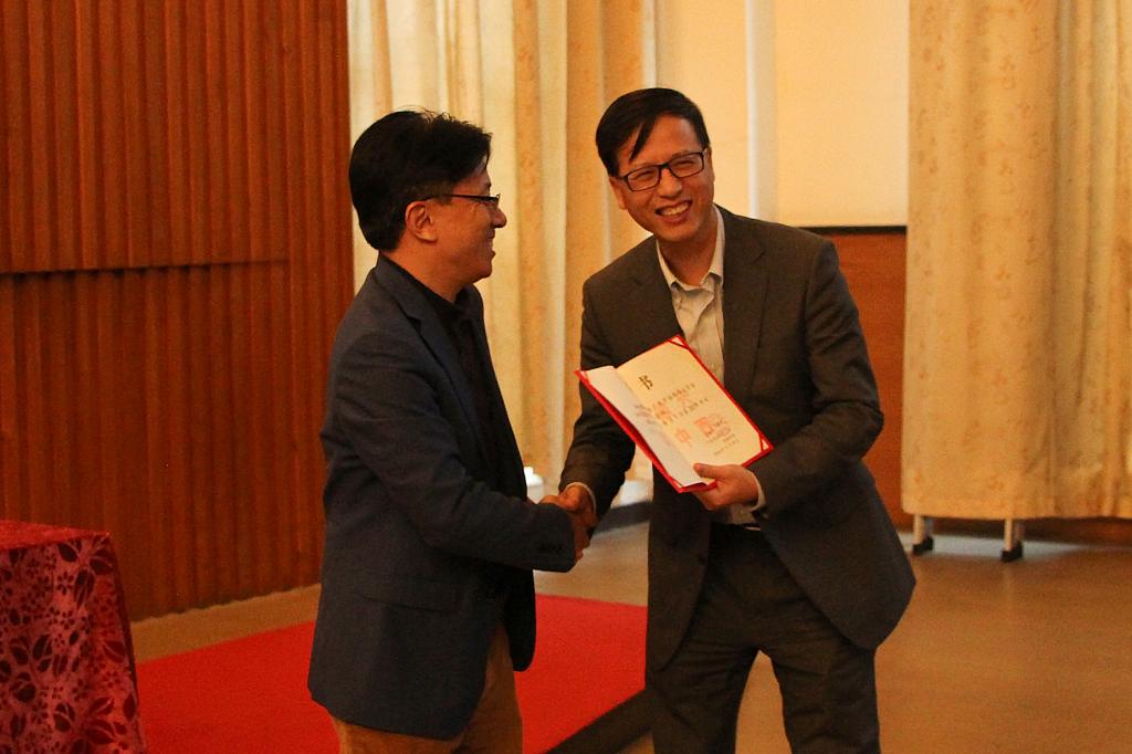 易行健为胡国萍颁发MIB校外导师、创新创业导师聘书